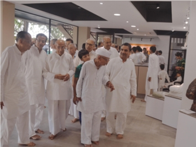 सोनगढ ट्रस्ट के ट्रस्टी, विद्वतगण व श्रेष्ठीगणों द्वारा संग्रहालय का अवलोकन।