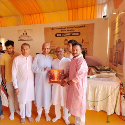 श्रीमान राधाकिशन दमानी  (डीएमार्ट संस्थापक और अध्यक्ष ) सोनगढ कला प्रदर्शनी का अवलोकन करते हुए