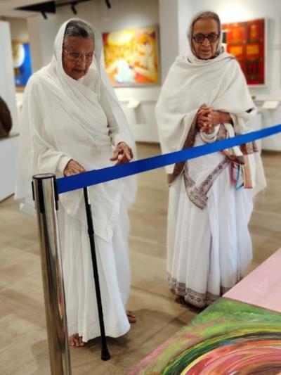 ब्रह्मचारी जसुमति बेन और ब्रह्मचारी निर्मला बेन प्रदर्शनी की कलाकृति को ध्यान से निहारते हुए ।