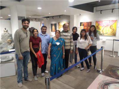 USA से पधारे साधर्मी, गुरु कहान आर्ट म्यूजियम, सोनगढ की कला प्रदर्शनी के चित्रों का अवलोकन करते हुए।