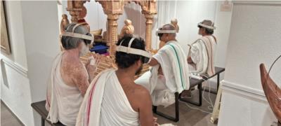 श्वेतांबर साधु एवं साधवी, गुरु कहान कला संग्रहालय को देखते हुये एवं 3D जम्बुद्वीप VR Box का अनुभव लेते हुये ।