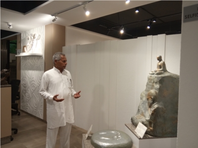 आदरणीय पं. श्री हेमचंद जी "हेम" प्रदर्शनी में अपने भाव प्रदर्शित करते हुए।