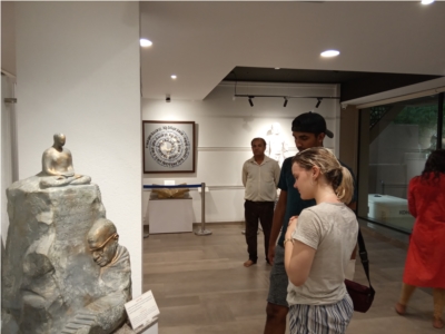 गुरु कहान आर्ट म्यूजियम, सोनगढ की कला से प्रभावित विदेशी यात्री प्रदर्शनी की प्रसन्नता करते हुए।